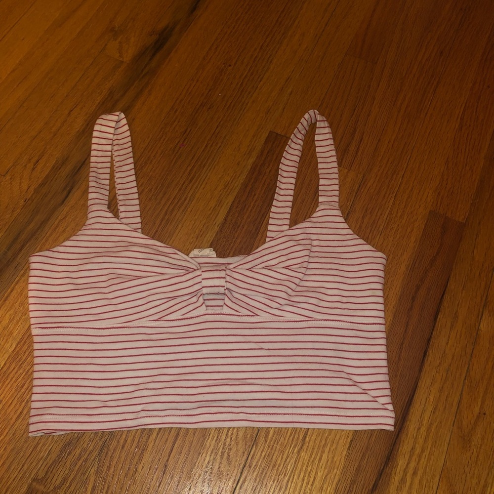Garage red and white bow tank